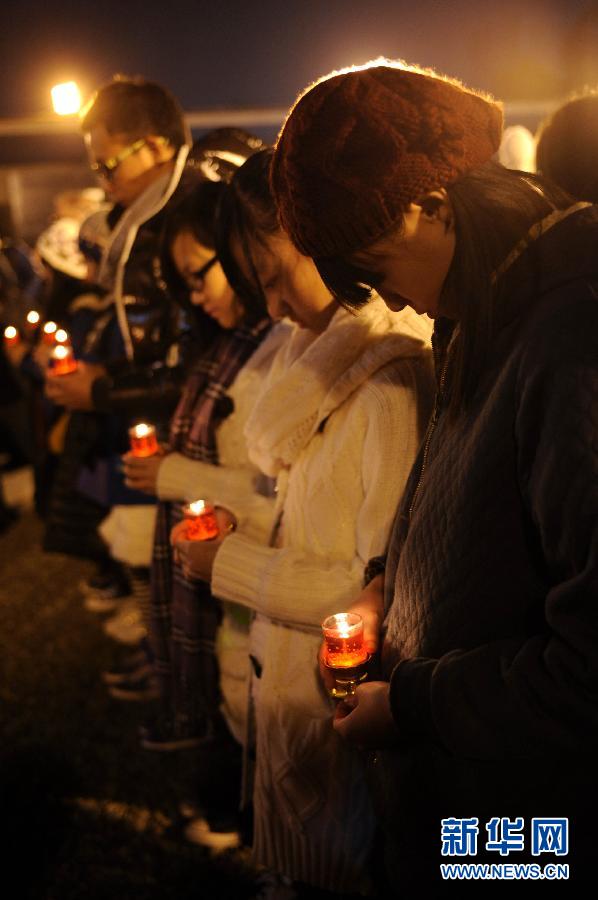 Local citizens in Nanjing, capital of east China's Jiangsu Province, and representatives from other countries and regions attended the activity on the eve of the 75th anniversary of the Nanjing Massacre, Dec. 12, 2012. (Photo/Xinhua)