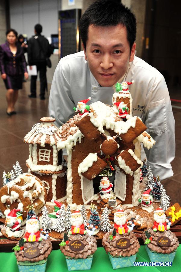 A pastry chef shows the Christmas dessert to greet the upcoming Christmas in Taipei, southeast China's Taiwan, Dec. 12, 2012. (Xinhua/Wu Ching-teng)