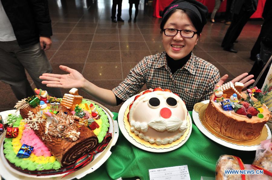 A pastry chef shows the Christmas dessert to greet the upcoming Christmas in Taipei, southeast China's Taiwan, Dec. 12, 2012. (Xinhua/Wu Ching-teng)