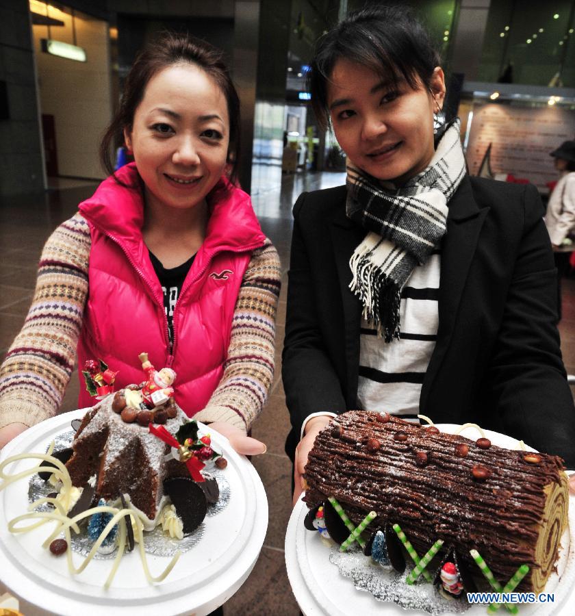 Pastry chefs show the Christmas dessert to greet the upcoming Christmas in Taipei, southeast China's Taiwan, Dec. 12, 2012. (Xinhua/Wu Ching-teng)