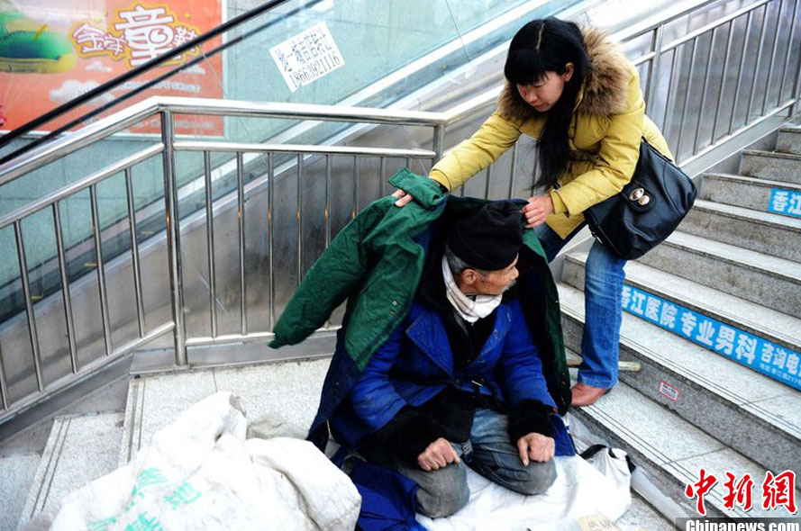 Zhou Yuanwu, a 83-year old man, finds the owner of the credit-card when begs on the cold winter street in Shandong. Zhou's son picked a ID and credit-card up 4 days ago.  Made a lost card, Zhou  hopes to find the owner as soon as possible. (Photo source: Chinanews.com) 