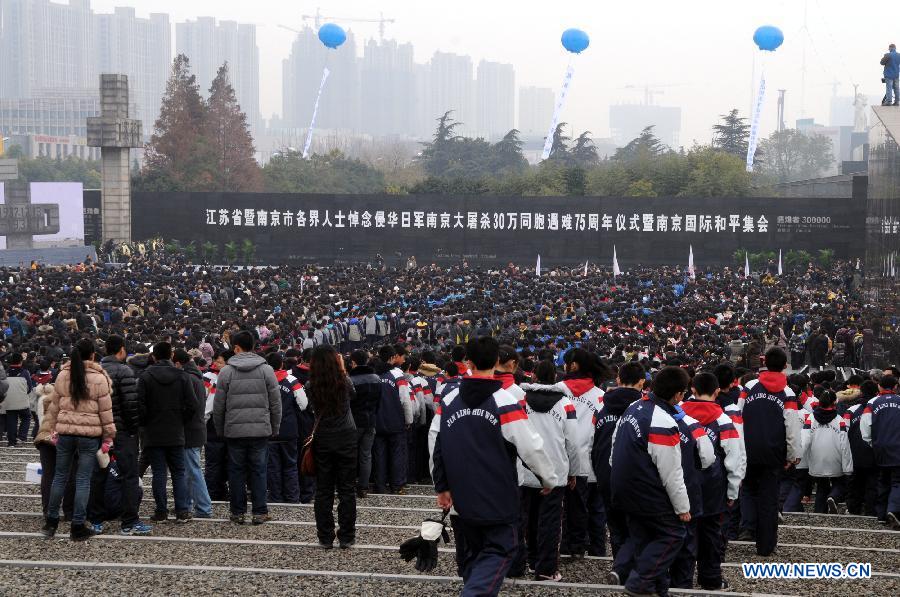 People attend a memorial ceremony at the Memorial Hall of the Victims in Nanjing Massacre by Japanese Invaders in Nanjing, capital of east China's Jiangsu Province, Dec. 13, 2012, to mark the 75th anniversary of the Nanjing Massacre. (Xinhua/Shen Peng)