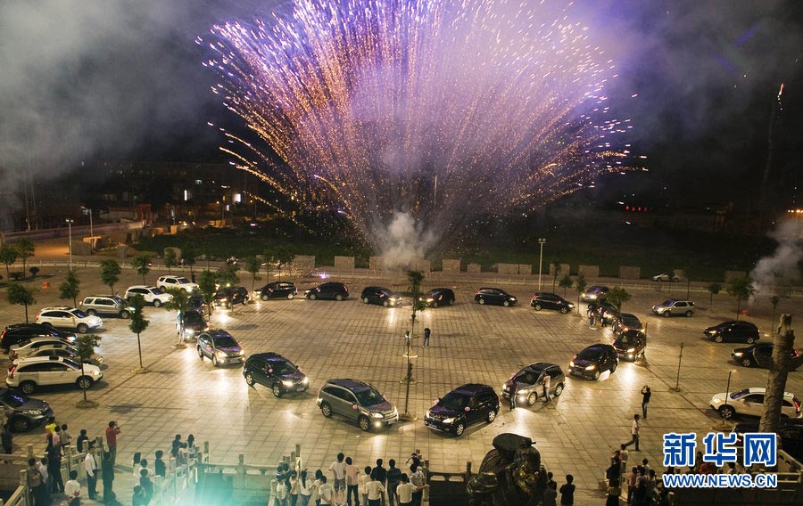 A proposal made with fireworks and a heart-shaped motorcade is seen in a street of southern Chinese city of Changsha, Hunan province, May 20, 2009. (Photo/Xinhua)