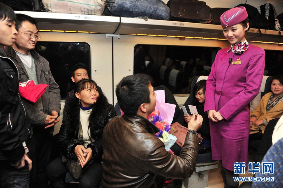 A proposal is made in a carriage of high-speed train, Feb. 5, 2012. (Photo/Xinhua)