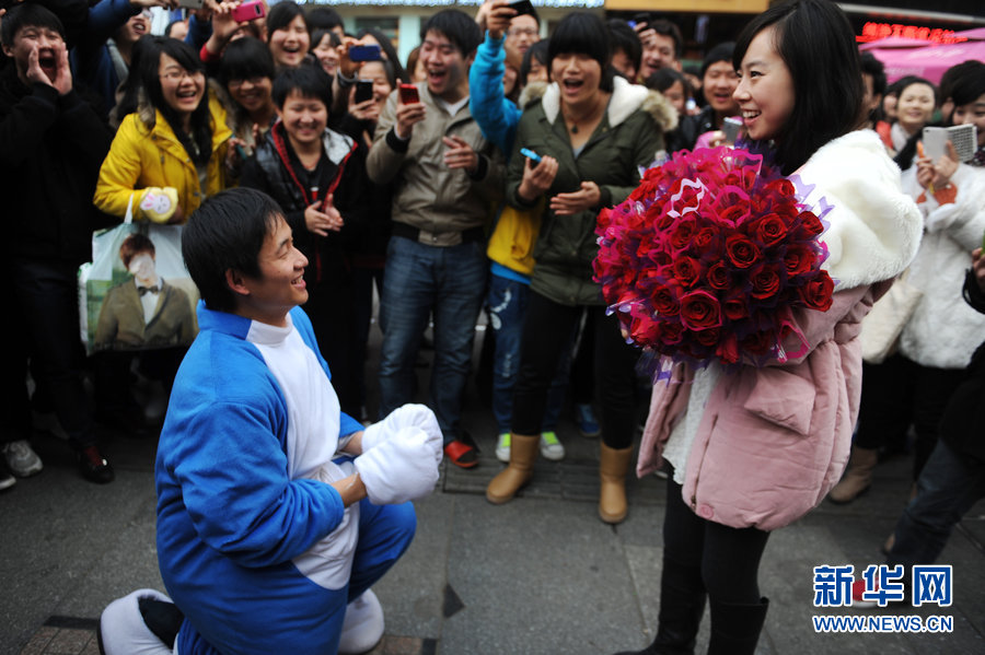 A proposal is made in Changsha’s most prosperous commercial street, Dec. 6, 2012. (Photo/Xinhua)