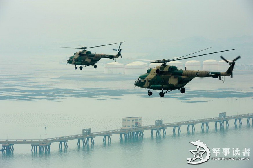 Helicopters flying in formation above the sea. (Reader.chinamil.com.cn/Xiao Qingming)