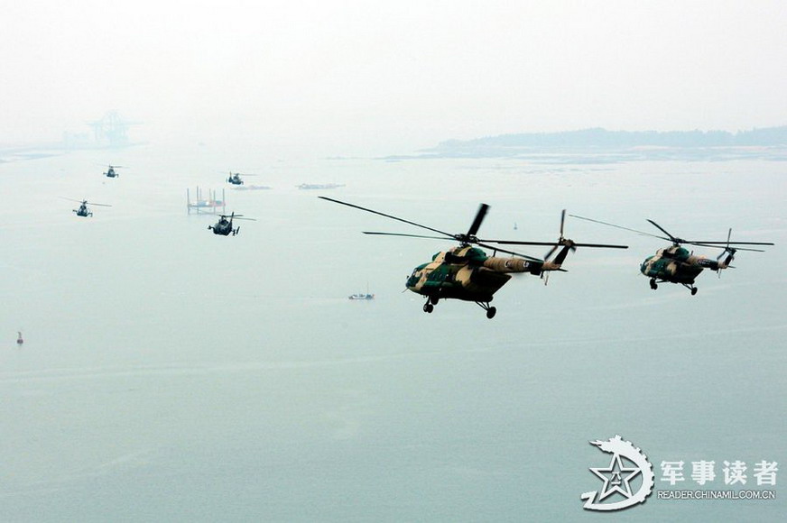 Helicopters flying in formation above the sea. (Reader.chinamil.com.cn/Xiao Qingming)