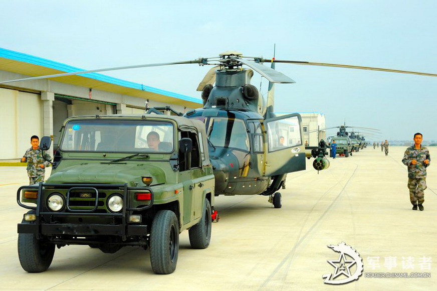 Trucks drag the helicopters.  (Reader.chinamil.com.cn/Xiao Qingming)