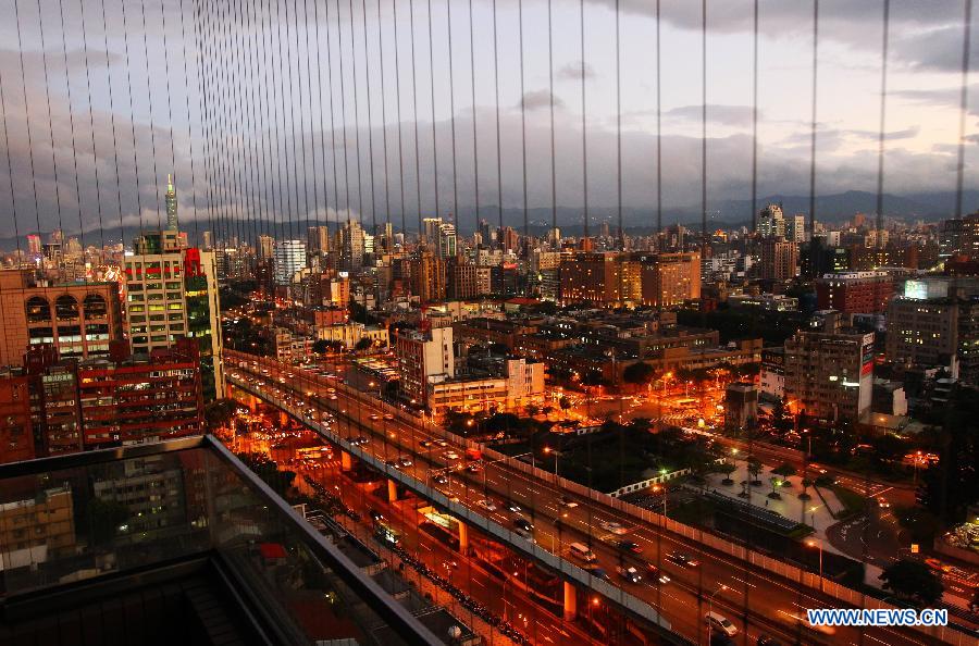 Photo taken on Dec. 13, 2012 shows the night scenery of Taipei, southeast China's Taiwan, Dec. 13, 2012. (Xinhua/Xing Guangli)