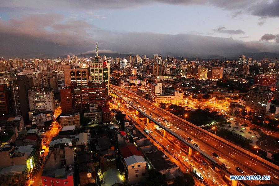 Photo taken on Dec. 13, 2012 shows the night scenery of Taipei, southeast China's Taiwan, Dec. 13, 2012. (Xinhua/Xing Guangli)