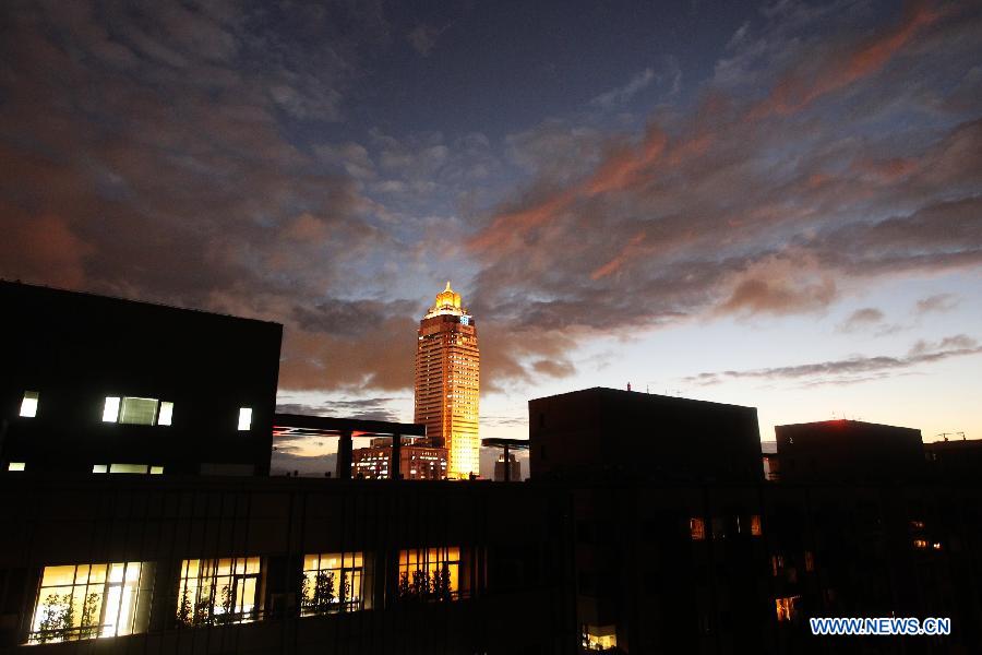 Photo taken on Dec. 13, 2012 shows the night scenery of Taipei, southeast China's Taiwan, Dec. 13, 2012. (Xinhua/Xing Guangli)