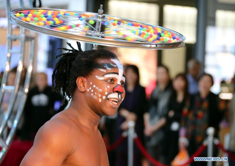 An Australian performer performs stunt skills at the International Finance Center Mall in Hong Kong, south China, Dec. 13, 2012. A group of Autralian actors and actresses were invited to present 30 shows which combined stunts and dances in the mall from Thursday until Dec. 26, 2012. (Xinhua/Li Peng)