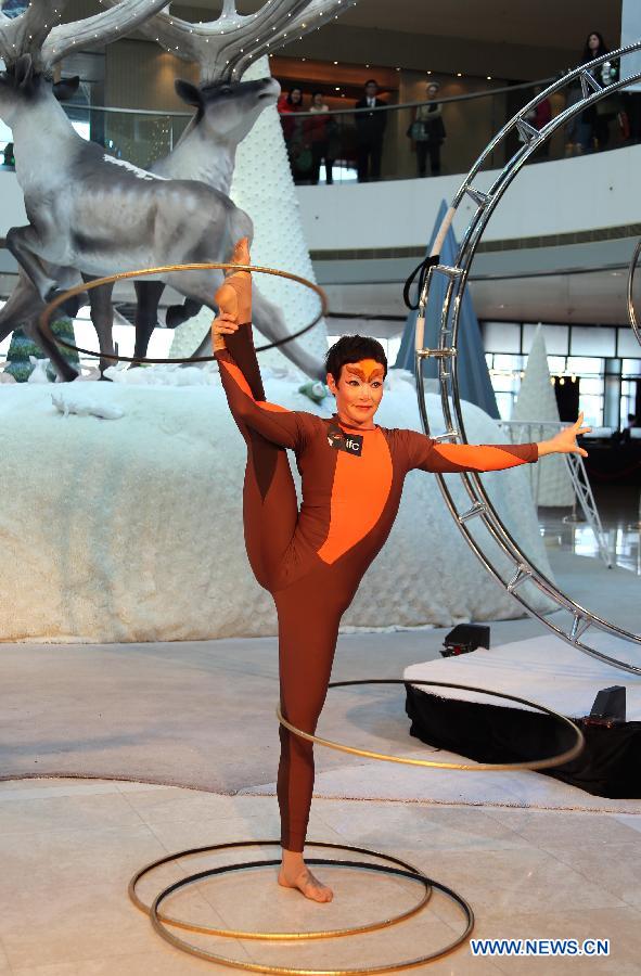 An Australian performer performs stunt skills at the International Finance Center Mall in Hong Kong, south China, Dec. 13, 2012. A group of Autralian actors and actresses were invited to present 30 shows which combined stunts and dances in the mall from Thursday until Dec. 26, 2012. (Xinhua/Li Peng)