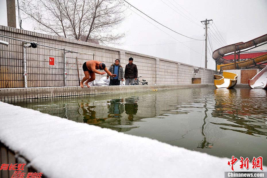 People swim in Handan, north China's Hebei Province on Dec. 13, 2012. Heavy snow battered parts of northern China on Thursday.(Photo/Chinanews.com)