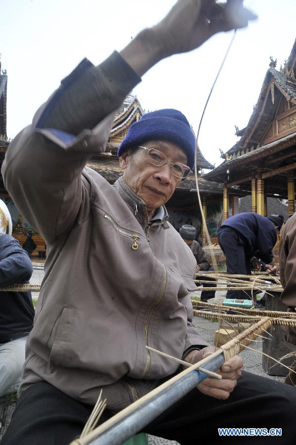 Villagers weave with bamboo to make a Buddha statue at a Dai folk custom park in Menghan township of Xishuangbanna Dai Autonomous Prefecture, southwest China's Yunnan Province, Dec. 9, 2012. In the town teeming with bamboos, local poeple take advanctage of the bamboo weaving handicraft to develop tourism. (Xinhua/Hao Yaxin)