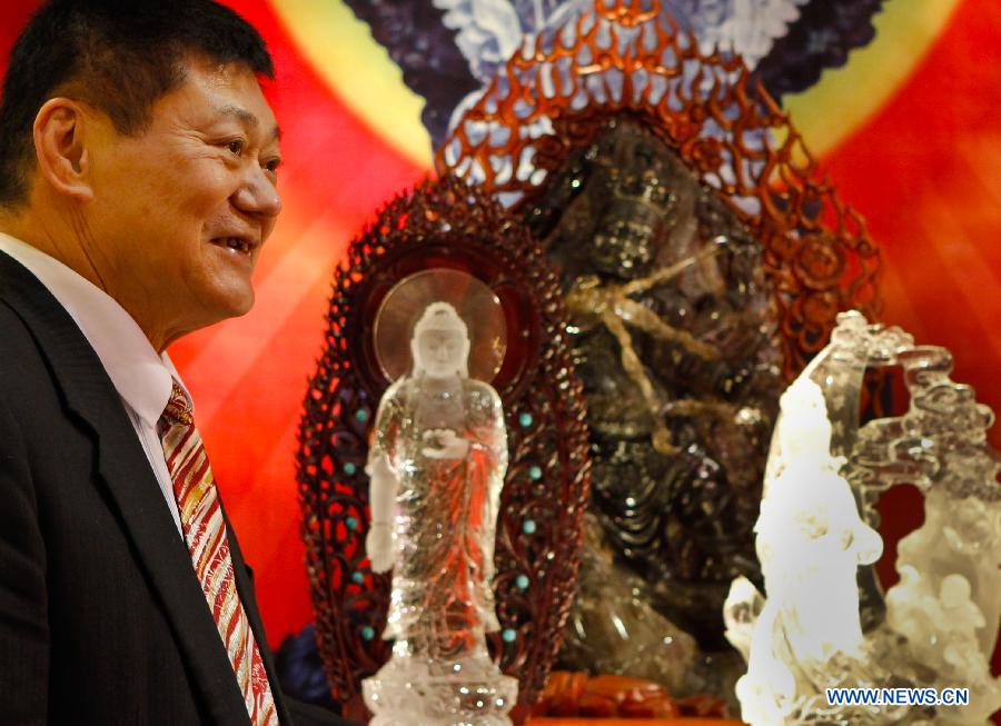 Taiwanese sculptor Hung Fu-shou talks about his works in a gallery of his company in Taizhou, east China's Jiangsu Province, Dec. 8, 2012. (Xinhua/Xue Dongmei)