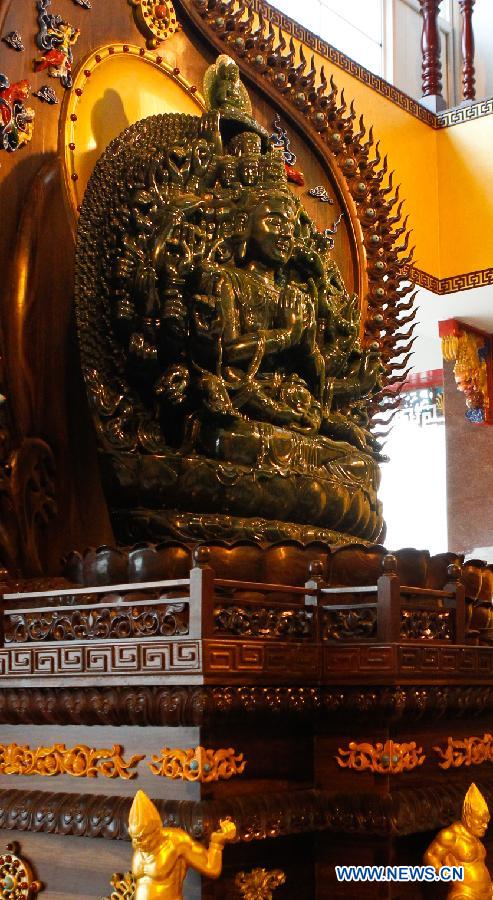 A jade sculpture portraying the Thousand-Handed Avalokitesvara composed by Taiwanese sculptor Hung Fu-shou is displayed in Taizhou, east China's Jiangsu Province, Dec.8, 2012. (Xinhua/Chen Lin)