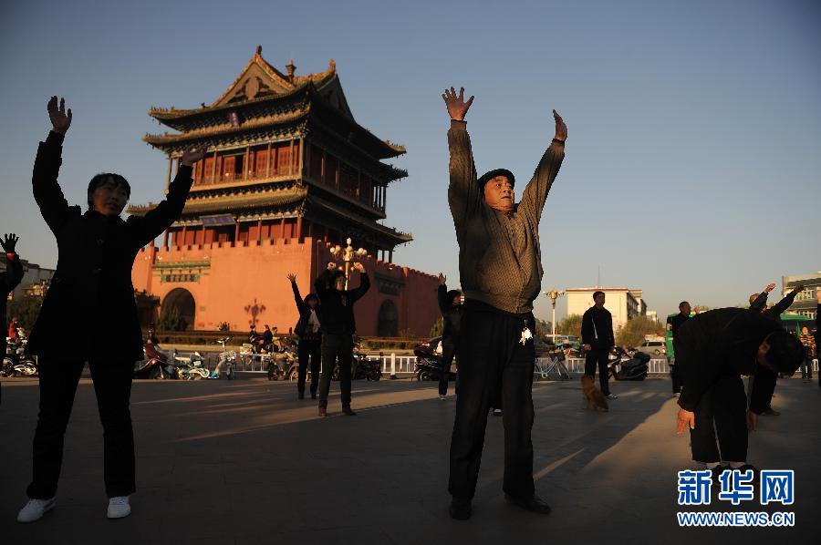 People from Linfen are doing exercises in early winter.(Xinhua) 