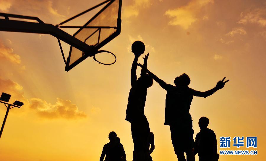 People plays basketball on the playground in Changsha. (Xinhua Photo)