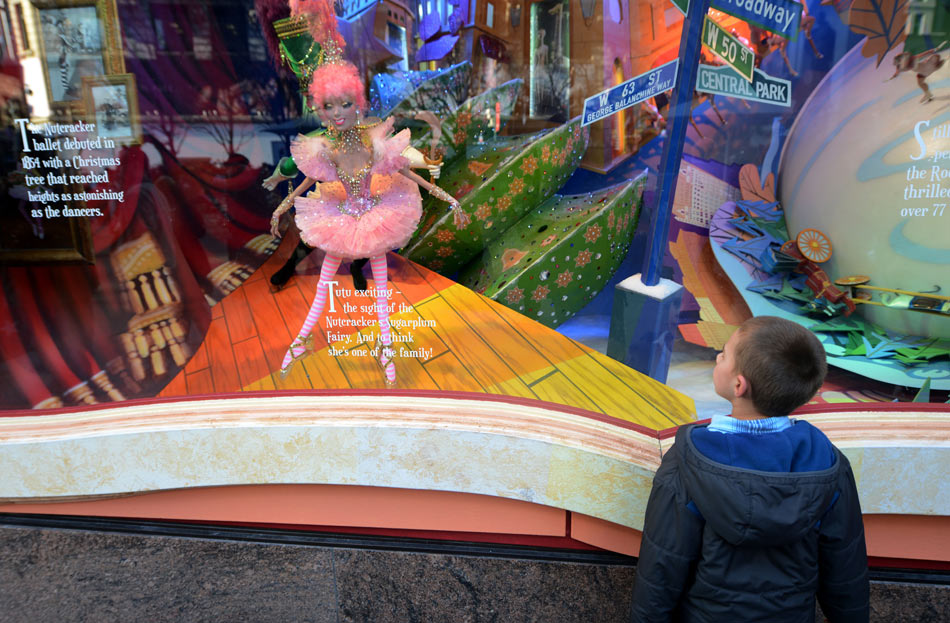 A child looks at the dolls in the Christmas window of Macy's in Manhattan, New York, U.S. ,Dec. 13, 2012.(Xinhua/Wang Lei)