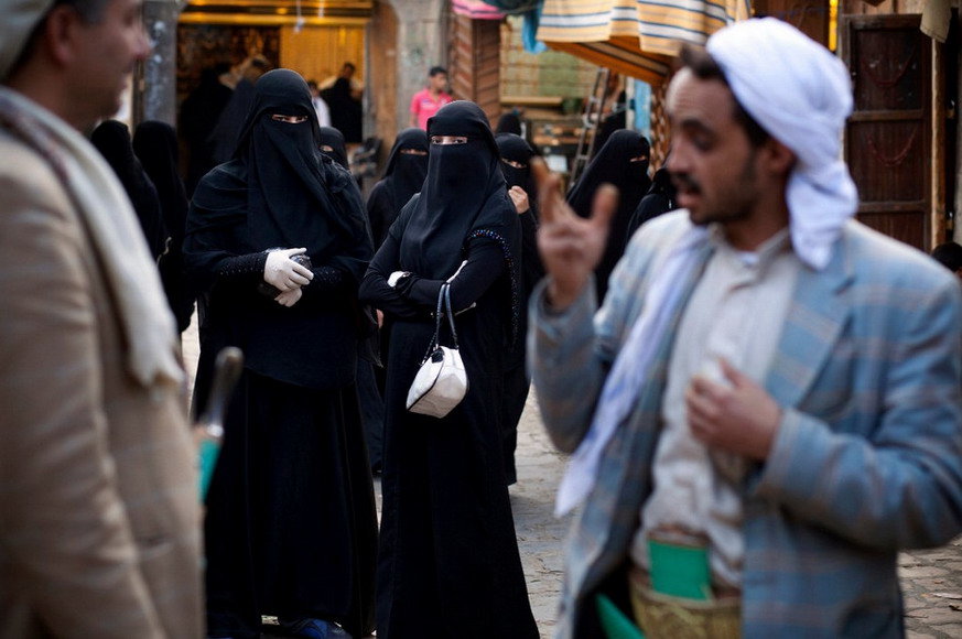 Very few women go outside in the Hodeida, the fourth largest city of Yemen. But women wearing black veils are often seen in the outdoor market in Sanaa, capital of Yemen. (Photo/ Global Times)