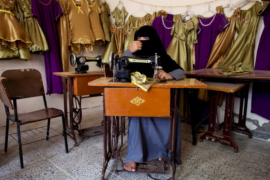 A female prisoner does sewing work in Hodeidah jail. (Photo/ Global Times)