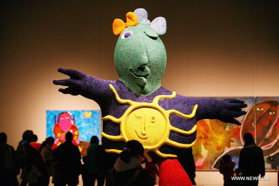 Visitors view a piece of sculpture of Juan Ripolles, a well-known Spanish painter and sculptor, at his exhibition "Universe Ripolles" in the Jiangsu Provincial Art Museum in Nanjing, capital of east China's Jiangsu Province, Dec. 16, 2012. A total of 86 artworks of Juan Ripolles were displayed at the exhibition, which kicked off on Tuesday. (Xinhua)