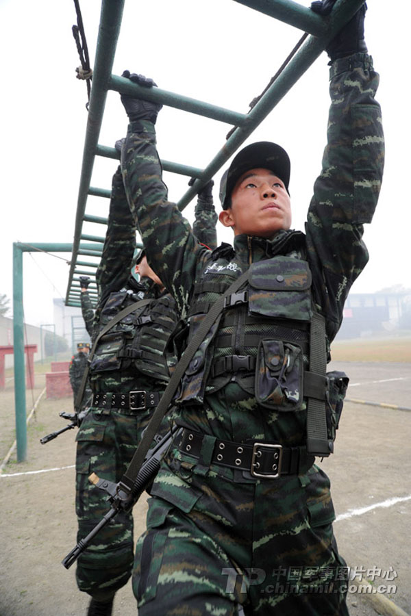 Special operation members of a detachment under the Sichuan Contingent of the Chinese People's Armed Police Force (APF) are in training in new combat uniforms. (China Military Online/)