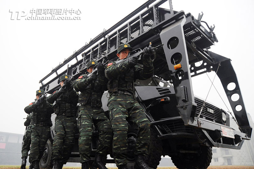 Special operation members of a detachment under the Sichuan Contingent of the Chinese People's Armed Police Force (APF) are in training in new combat uniforms. (China Military Online/)