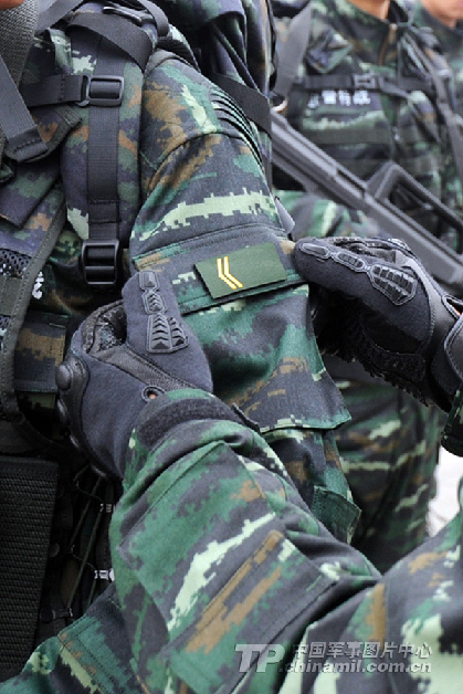 Special operation members of a detachment under the Sichuan Contingent of the Chinese People's Armed Police Force (APF) are in training in new combat uniforms. (China Military Online/)