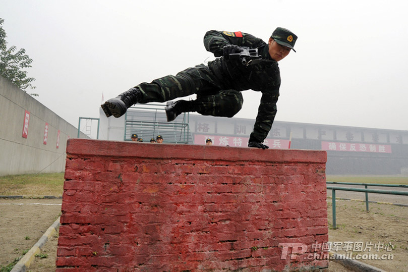 Special operation members of a detachment under the Sichuan Contingent of the Chinese People's Armed Police Force (APF) are in training in new combat uniforms. (China Military Online/)