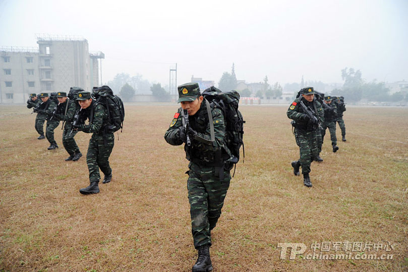 Special operation members of a detachment under the Sichuan Contingent of the Chinese People's Armed Police Force (APF) are in training in new combat uniforms. (China Military Online/)