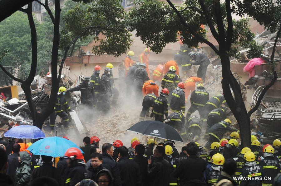 Rescuers search for residents trapped in a collapsed residential building in Ningbo, east China's Zhejiang Province, Dec. 16, 2012. The Five-story residential building collapsed around Sunday noon. The number of casualties is unknown. (Xinhua)