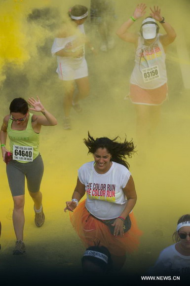 People participate in the Color Run race in Rio de Janeiro, Brazil, Dec. 16, 2012. (Xinhua/Weng Xinyang)  