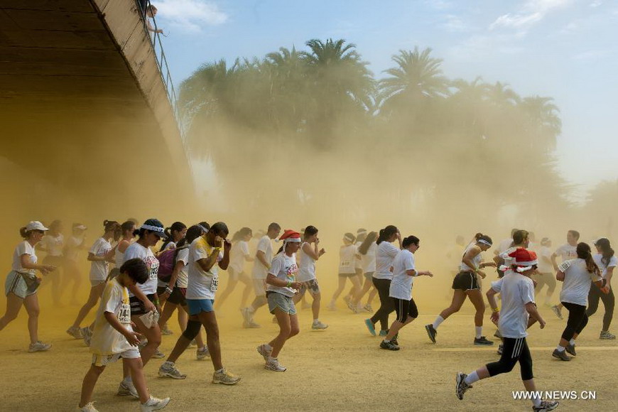 People participate in the Color Run race in Rio de Janeiro, Brazil, Dec. 16, 2012. (Xinhua/Weng Xinyang)  