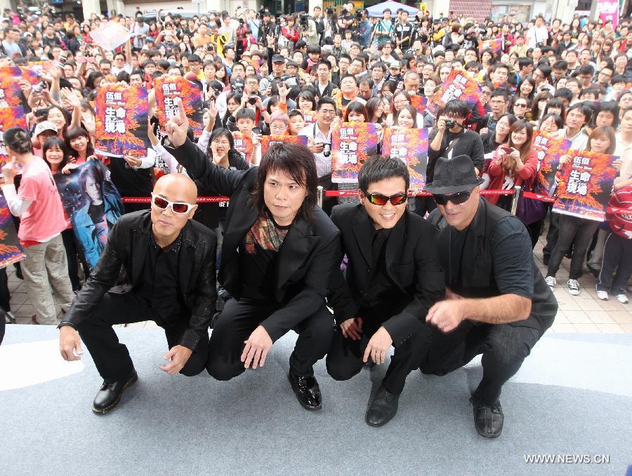 Singer Wu Bai performs at an album signing event to promote his new live album recording the Taipei concert held by his music group "Wu Bai & China Blue" in Taipei, southeast China's Taiwan, Dec. 16, 2012. (Xinhua/Xing Guangli)  