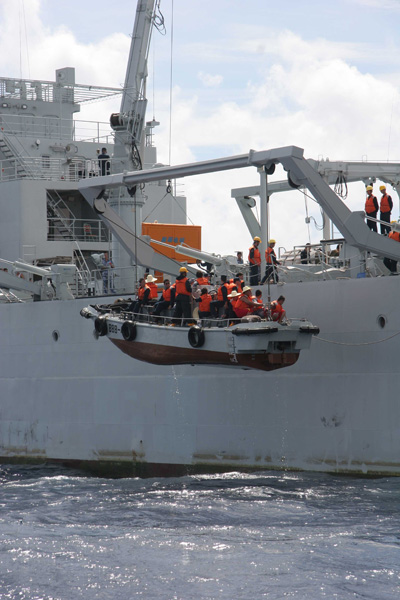 The new-type comprehensive supply ship "Fuxian Lake" designed and built independently by China was commissioned in 2007, which was specially built for the material replenishment and shift-change of the reef garrison troop unit on the Nansha Islands. The "Fuxian Lake" comprehensive supply ship adopts various advanced international and domestic technologies and possesses some strong points such as high navigational speed, large supply amount and great replenishment efficiency. (China Military Online/Bai Yang and Tang Bing)