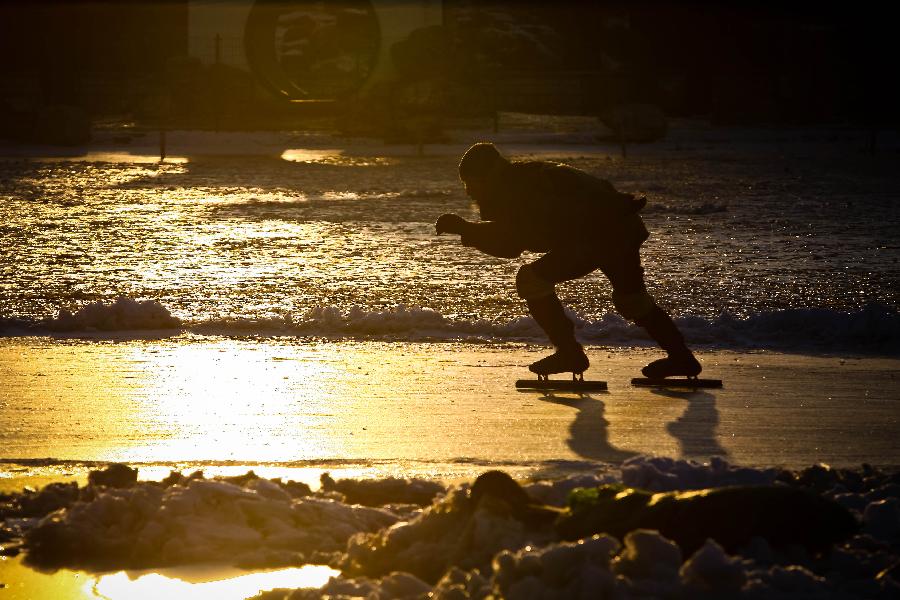 A skater enjoys himself upon the ice in Taoranting Park in Beijing, capital of China, Dec. 17, 2012. (Xinhua/Zhang Cheng) 