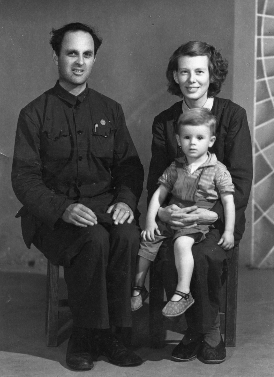 Isabel Crook (R), her husband David Crook (L) and their son pose for a photo. (Photo/Xinhua)