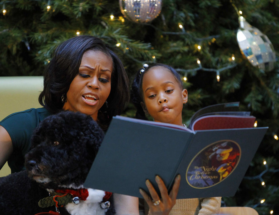 U.S. First Lady Michelle Obama reads "The Night before Christmas" to children at the Children's National Medical Center in Washington on December 14, 2012. (Xinhua/Reuter)