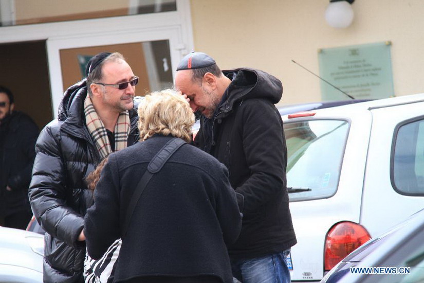 People mourn for school shooting victims at the gate of the Ozar Hatorah Jewish School in Toulouse, southwest France, March 20, 2012. (Xinhua/Wei Wei)