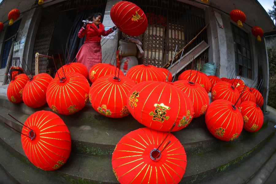 Villagers make Chinese lanterns in Yaxi Village of Xianju County, east China's Zhejiang Province, Dec. 18, 2012.  (Xinhua/Xu Yu) 
