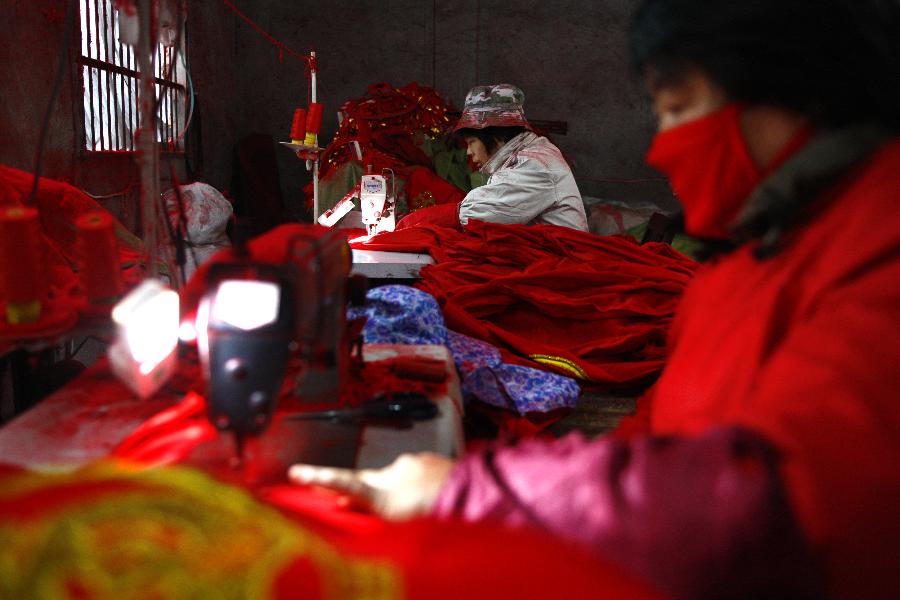 Villagers make Chinese lanterns in Yaxi Village of Xianju County, east China's Zhejiang Province, Dec. 18, 2012. (Xinhua/Cui Xinyu) 