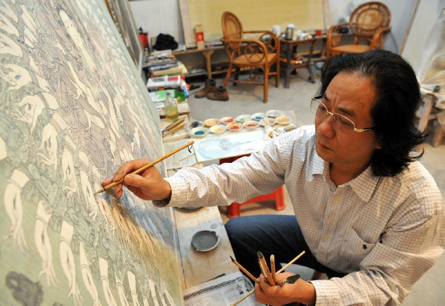 Teng Ting, the founder of a high temperature ceramic paints, works on a painting in Jingdezhen, east China's Jiangxi Province, Oct. 21, 2009. (Xinhua/Zhang Wu) 