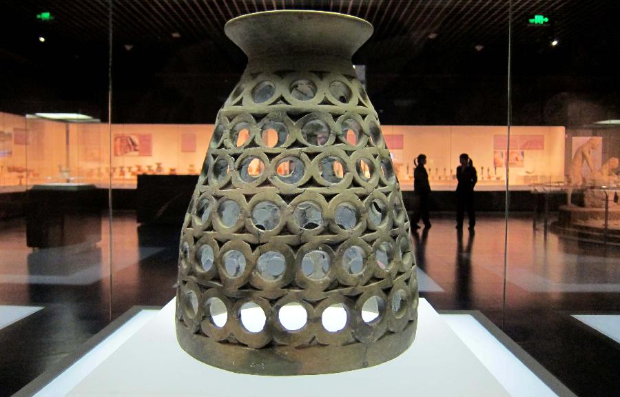 Photo taken on Dec. 18, 2012 shows a piece of grey pottery of the Neolithic period at the Shandong Museum in Jinan, capital of east China's Shandong Province. The Shandong Museum has been listed among the second batch of China's national first-level museums, according to the State Administration of Cultural Heritage. (Xinhua/Xu Suhui) 