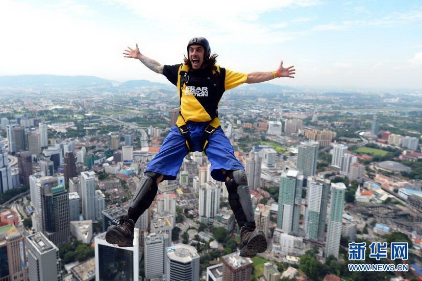 Chris McDougall jumps from 421 meters height of Kuala Lumpur Tower in the Kuala Lumpur International Parachute Festival on Sept. 27, 2012. (Xinhua/AFP)