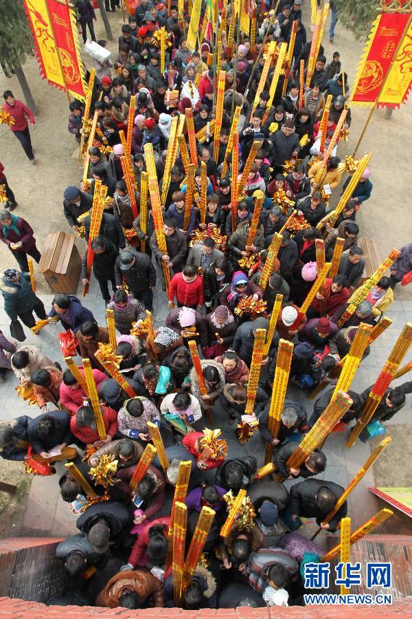 People worship Fuxi, one of the ancestors of the Chinese nation in Fuxi Taihao Mausoleum in Huaiyang County of Henan province in March 2012. (Xinhua/Niu Shupei)