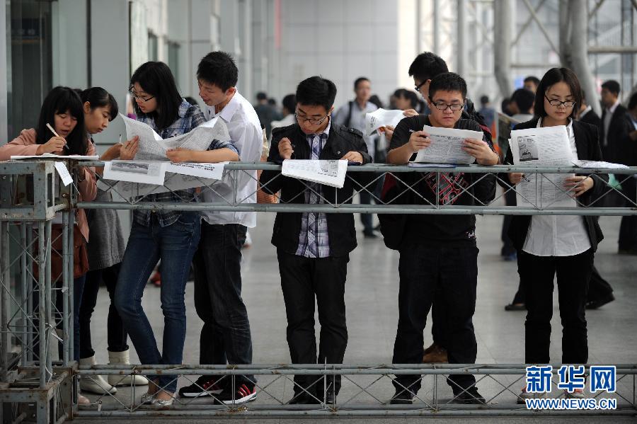 Hangzhou College Graduate Recruitment Conference 2013 and Hangzhou Talents Exchange Conference are held at the same time in Hangzhou Peace International Exhibition and Conference Center on Oct. 27, 2012.