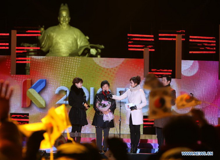 Park Geun-hye (C) of South Korea's ruling Saenuri Party speaks to supporters in Seoul, on Dec. 19, 2012. Park Geun-hye of South Korea's ruling Saenuri Party is poised to win the tightly contested presidential election Wednesday and become the first female leader of the country, local media reported. (Xinhua/Park Jin-hee) 