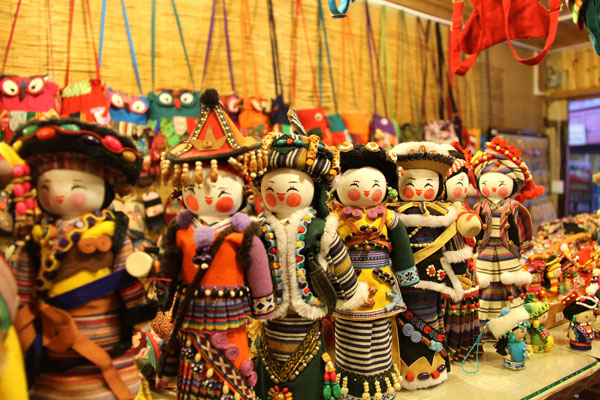 Dolls dressed in ethnic costumes are popular souvenirs for tourists in Lijiang. (Photo: CRIENGLISH.com/Zhang Linruo)